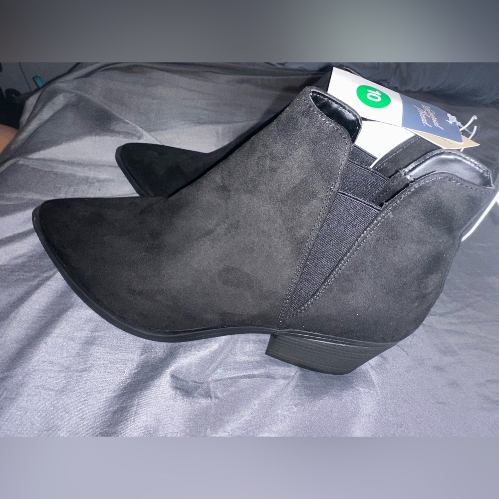 Universal thread memory foam boots